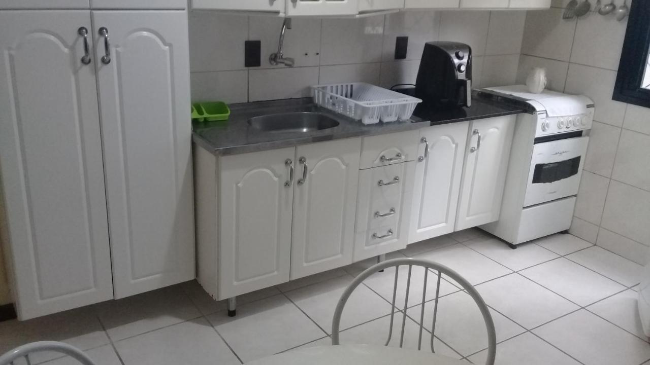 Apartamento de 2 domitórios e 1 garagem no centro de Bombinhas 50 metros da praia na Avenida principal próximo ao shopping Punta Blu Exterior foto