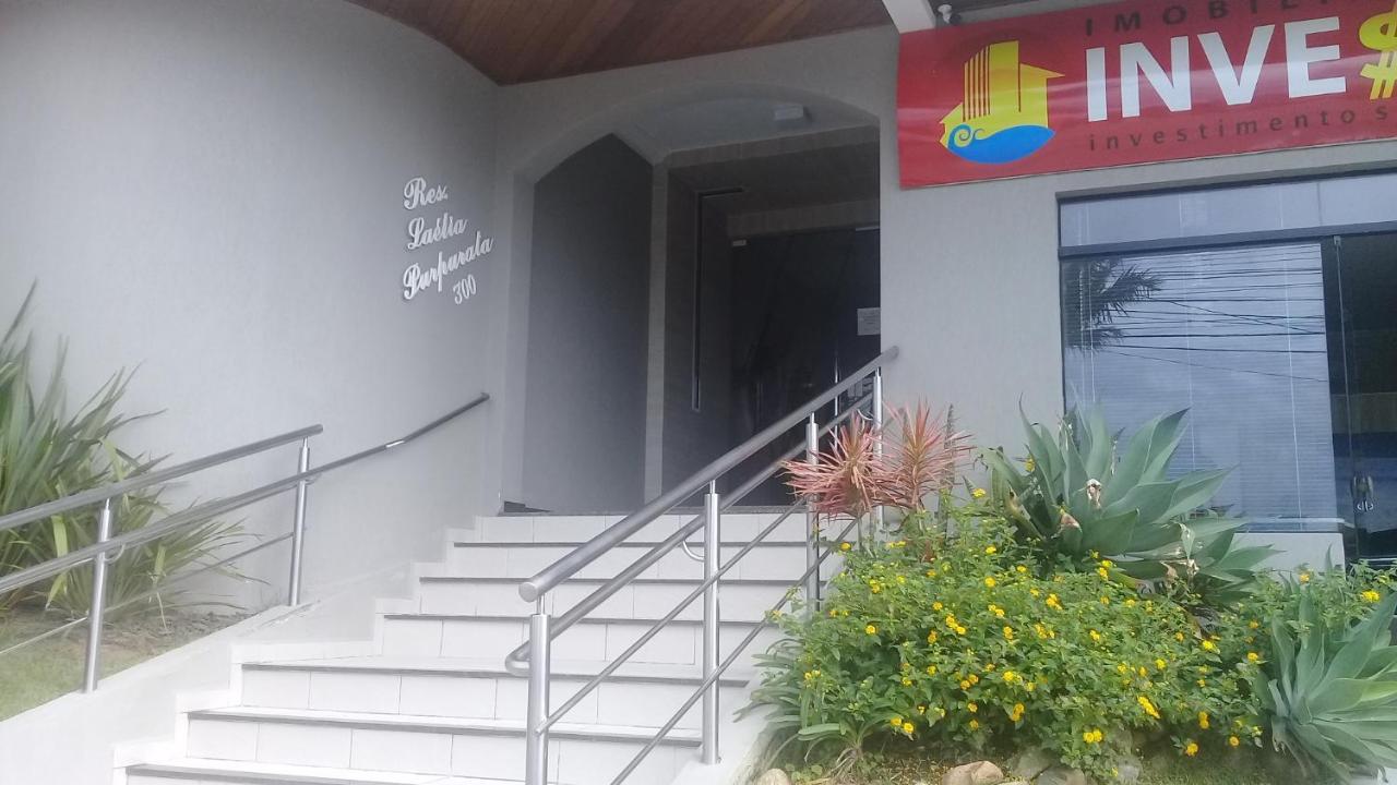Apartamento de 2 domitórios e 1 garagem no centro de Bombinhas 50 metros da praia na Avenida principal próximo ao shopping Punta Blu Exterior foto