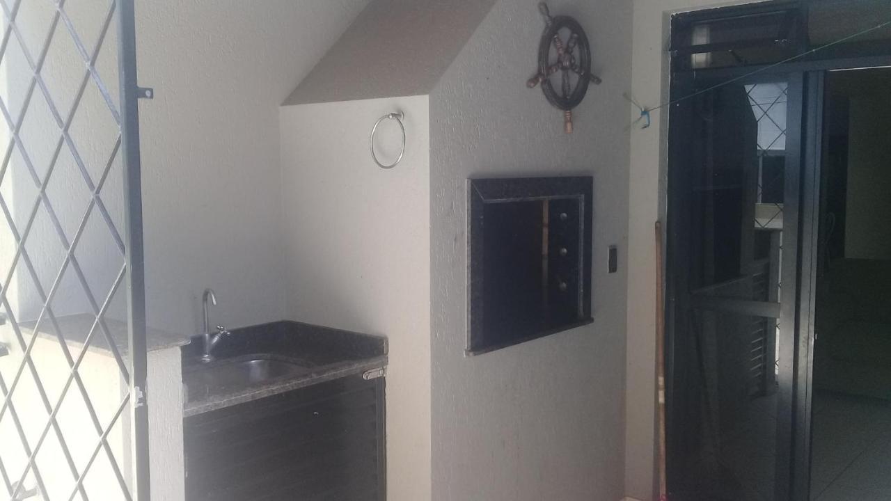 Apartamento de 2 domitórios e 1 garagem no centro de Bombinhas 50 metros da praia na Avenida principal próximo ao shopping Punta Blu Exterior foto