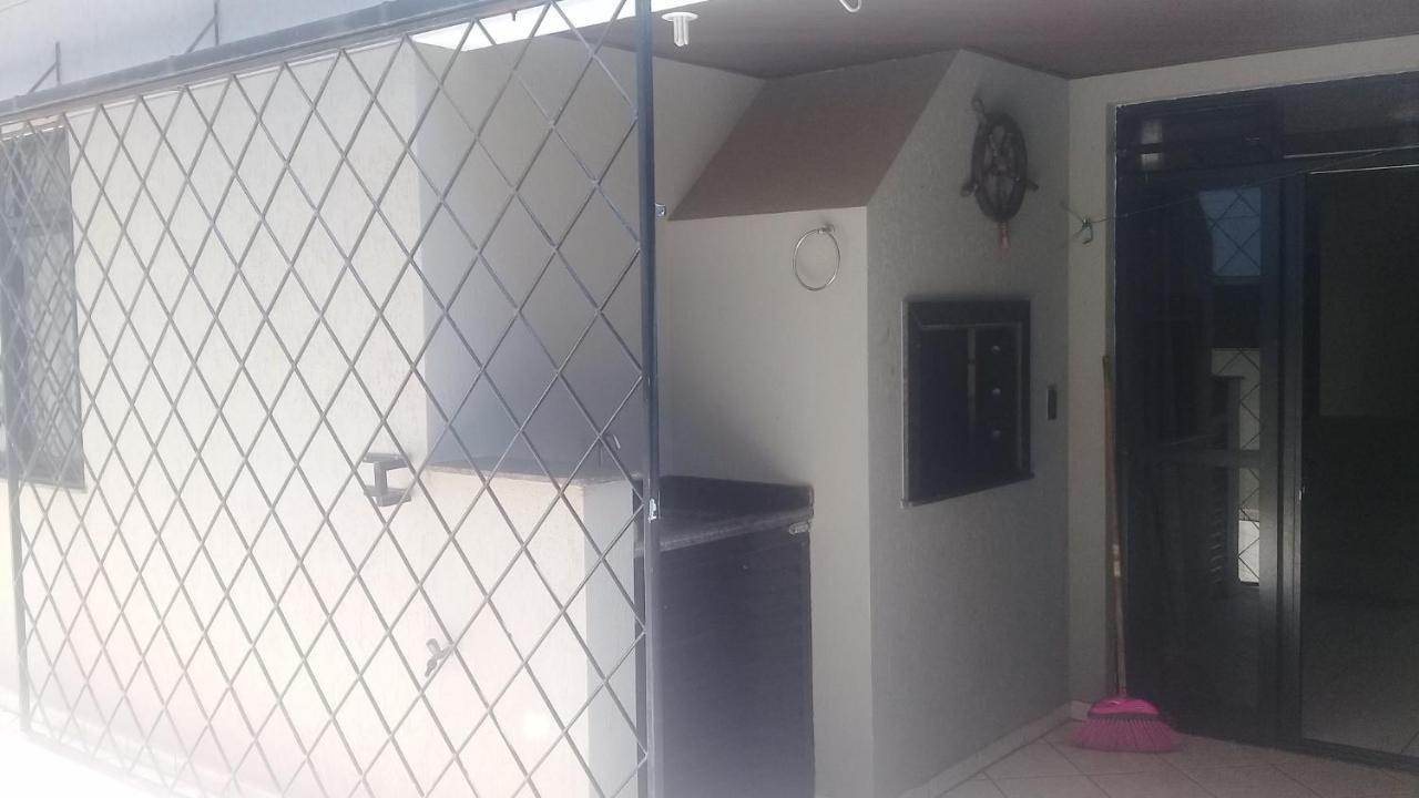 Apartamento de 2 domitórios e 1 garagem no centro de Bombinhas 50 metros da praia na Avenida principal próximo ao shopping Punta Blu Exterior foto