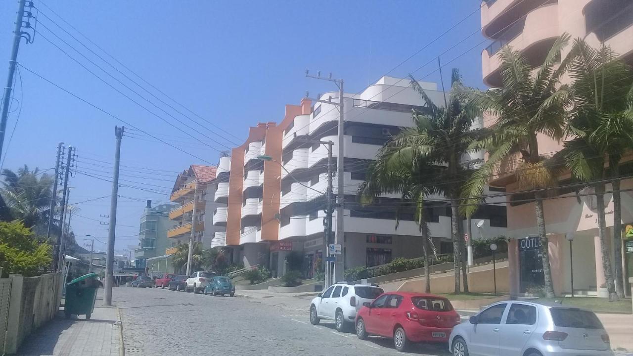 Apartamento de 2 domitórios e 1 garagem no centro de Bombinhas 50 metros da praia na Avenida principal próximo ao shopping Punta Blu Exterior foto