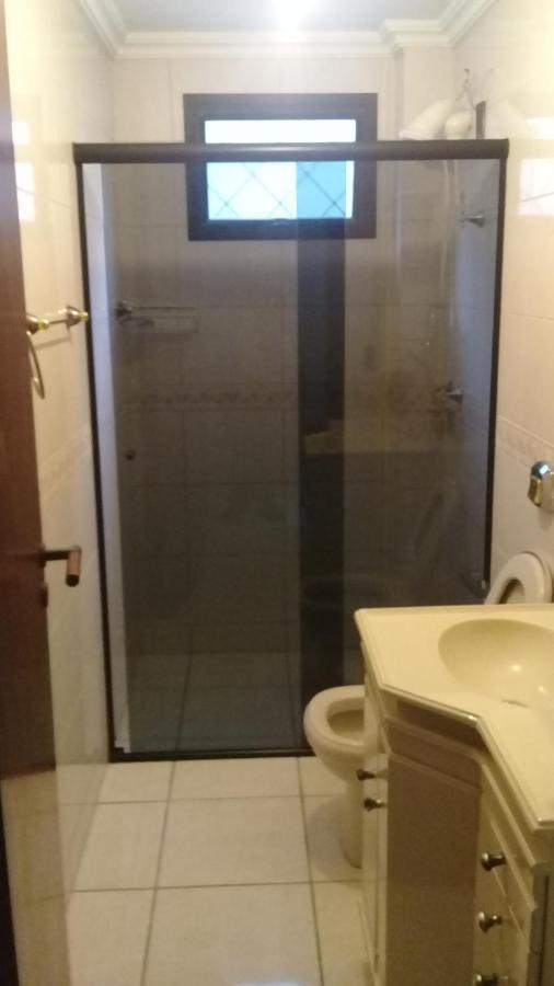 Apartamento de 2 domitórios e 1 garagem no centro de Bombinhas 50 metros da praia na Avenida principal próximo ao shopping Punta Blu Exterior foto